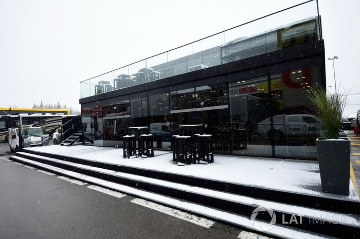 Paddock del Circuit de Barcelona cubierto de nieve