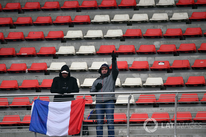 Penonton di tribun