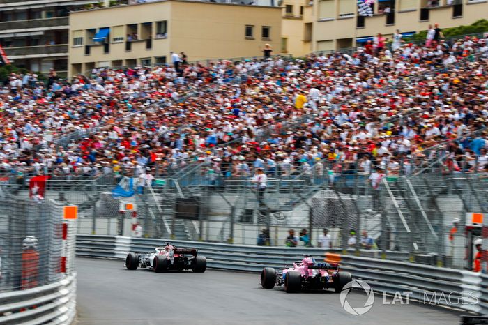 Charles Leclerc, Sauber C37, delante de Sergio Perez, Force India VJM11