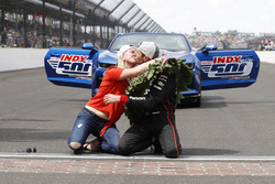 1. Will Power, Team Penske Chevrolet, mit Ehefrau Liz