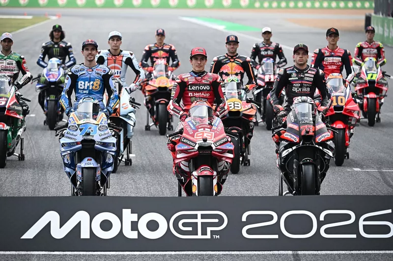 MotoGP-coureurs poseren voor een groepsfoto