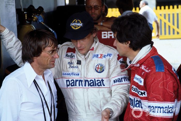 Bernie Ecclestone, Brabham Team Owner hablando con Niki Lauda, Brabham y Nelson Piquet