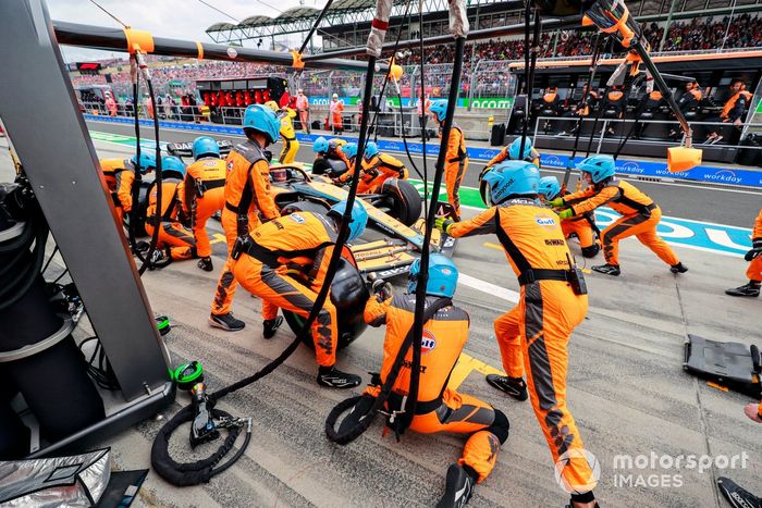 Daniel Ricciardo, McLaren MCL36, pit stop