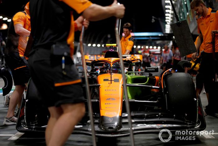 Lando Norris, McLaren MCL60, en boxes durante los entrenamientos