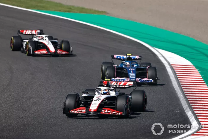 Nico Hulkenberg, Haas VF-23, Pierre Gasly, Alpine A523, Kevin Magnussen, Haas VF-23