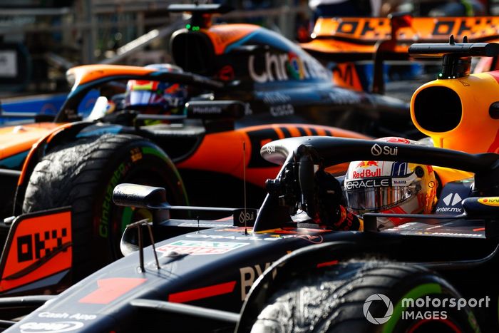 Oscar Piastri, McLaren MCL60, 2ª posición, Max Verstappen, Red Bull Racing RB19, 1ª posición, llegan al Parc Ferme tras el Sprint