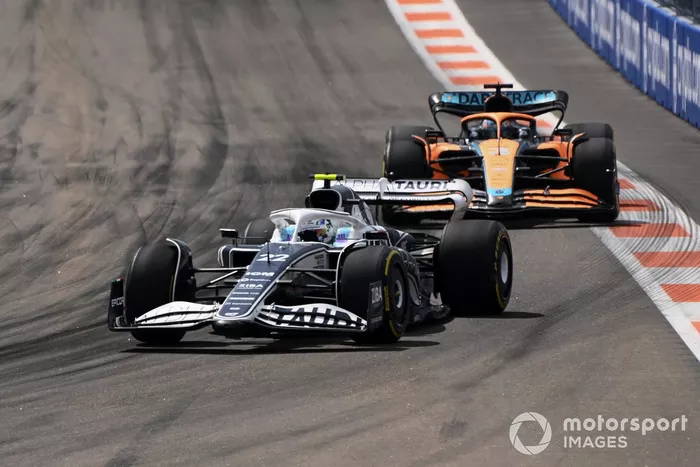 Yuki Tsunoda, AlphaTauri AT03, Daniel Ricciardo, McLaren MCL36, y George Russell, Mercedes W13.