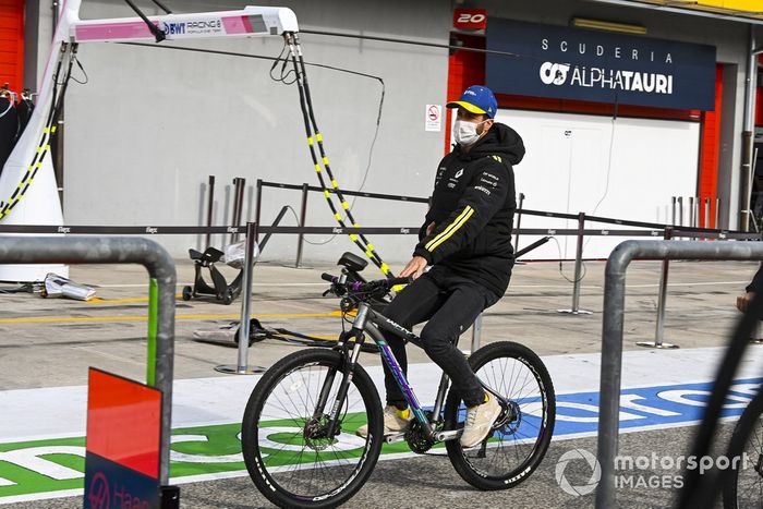 Daniel Ricciardo, Renault F1, en bici