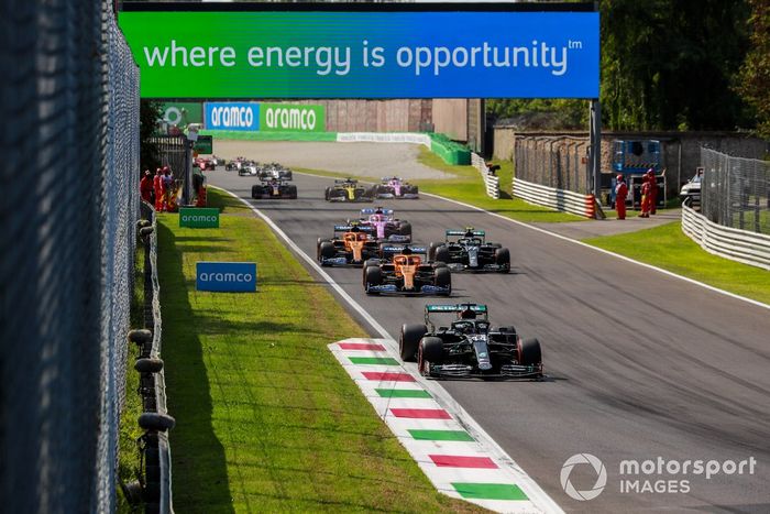 Lewis Hamilton, Mercedes F1 W11, Carlos Sainz Jr., McLaren MCL35, Valtteri Bottas, Mercedes F1 W11, Lando Norris, McLaren MCL35, Sergio Pérez, Racing Point RP20, al inicio