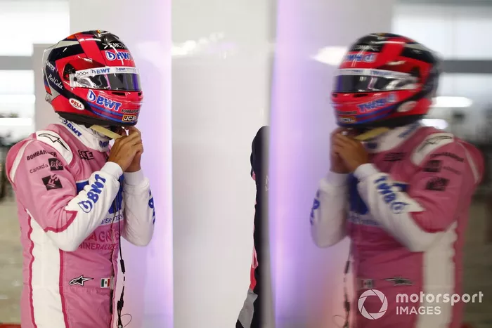 Sergio Pérez, Racing Point, se pone el casco