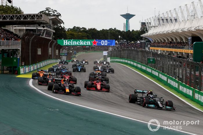 Valtteri Bottas, Mercedes W12, Max Verstappen, Red Bull Racing RB16B, Carlos Sainz Jr., Ferrari SF21, Sergio Pérez, Red Bull Racing RB16B, Charles Leclerc, Ferrari SF21, y el resto de la parrilla de salida