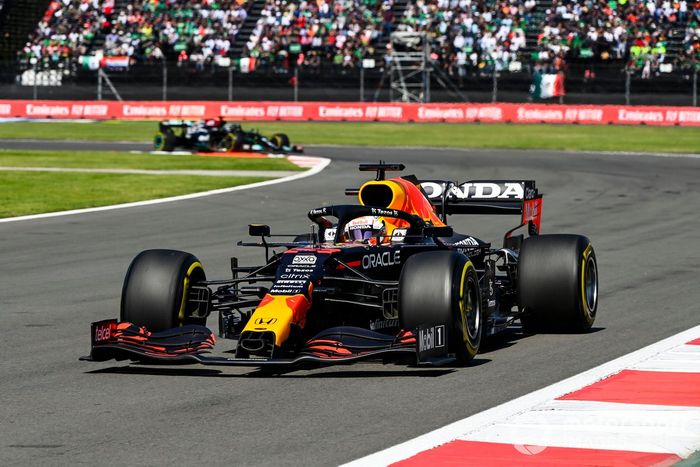 Max Verstappen, Red Bull Racing RB16B, Lewis Hamilton, Mercedes W12
