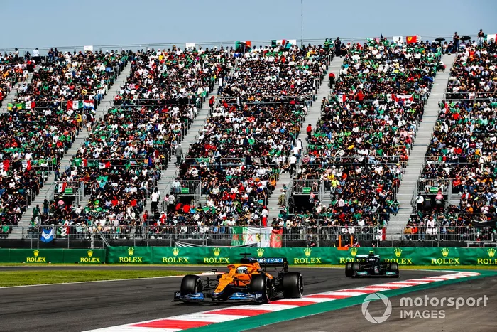 Daniel Ricciardo, McLaren MCL35M, Valtteri Bottas, Mercedes W12
