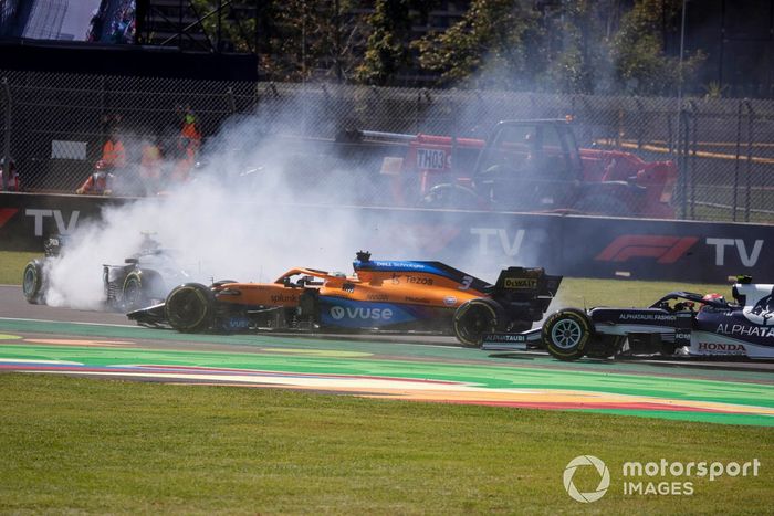 Valtteri Bottas, Mercedes W12, Daniel Ricciardo, McLaren MCL35M, y Yuki Tsunoda, AlphaTauri AT02, se enredan en un incidente en la primera vuelta