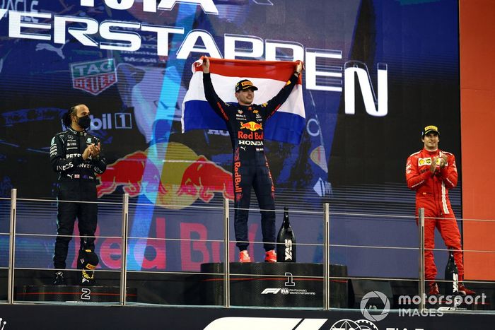 Podio: segundo lugar Lewis Hamilton, Mercedes, ganador y campeón Max Verstappen, Red Bull Racing, tercer lugar Carlos Sainz Jr., Ferrari