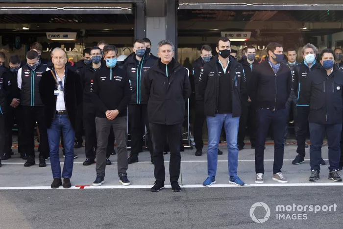 Jamie Reigle, director general de la Fórmula E, Alejandro Agag, presidente de la Fórmula E, Alberto Longo, director general adjunto, director del campeonato de la Fórmula E, dirigen el paddock de la Fórmula E para recordar la vida de Sir Frank Williams