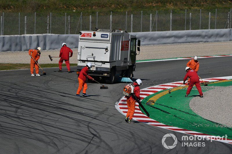 Los comisarios limpian de grava el circuito