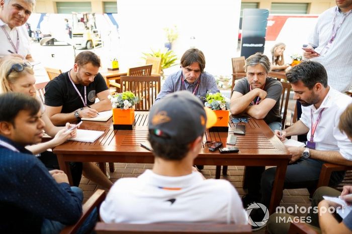 Lando Norris, McLaren, atiende a los medios