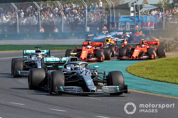 Valtteri Bottas, Mercedes AMG W10, Lewis Hamilton, Mercedes AMG F1 W10, Sebastian Vettel, Ferrari SF90, Charles Leclerc, Ferrari SF90, Max Verstappen, Red Bull Racing RB15, en la salida