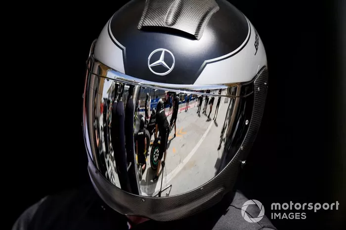 Un mecánico de Mercedes