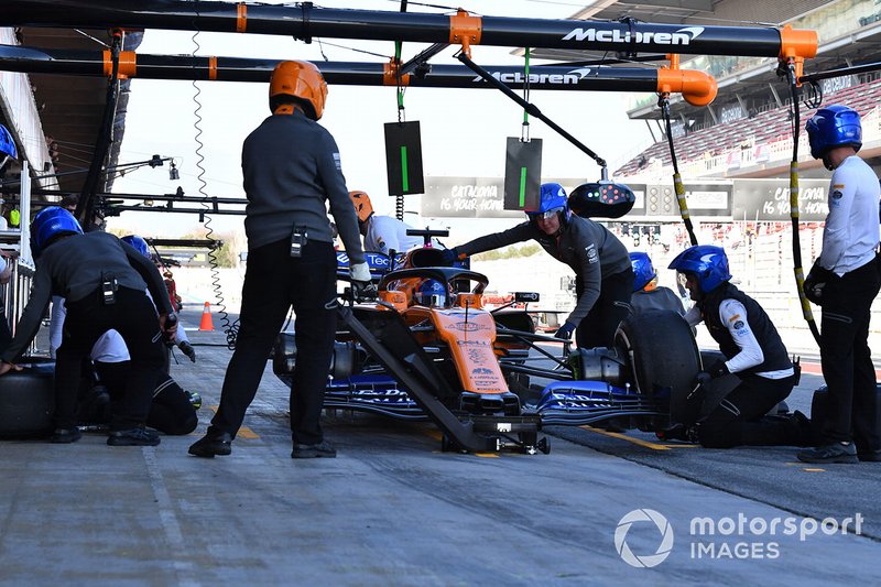 Carlos Sainz Jr., McLaren MCL34, hace un pit stop