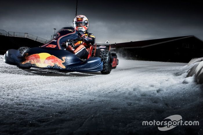 Max Verstappen participa de ação da Red Bull de kart no gelo