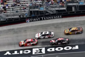 Kyle Busch, Joe Gibbs Racing, Toyota Camry Snickers and Brad Keselowski, Team Penske, Ford Discount Tire