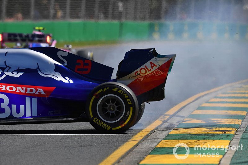 Alexander Albon, Toro Rosso STR14, sufre un trompo y daña el alerón delantero