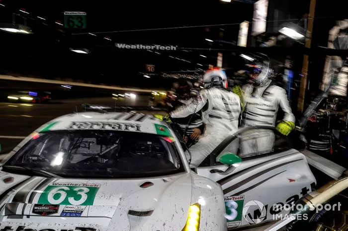 #63 Scuderia Corsa Ferrari 488 GT3, GTD: Cooper MacNeil, Toni Vilander, Jeff Westphal, Dominik Farnbacher, pit stop