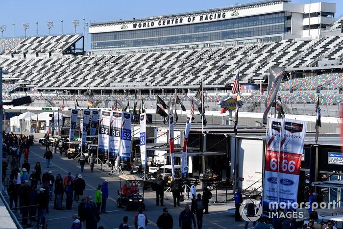 Banderas en el paddock