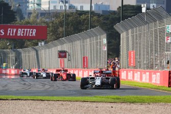 Kimi Raikkonen, Alfa Romeo Racing C38, devant Sebastian Vettel, Ferrari SF90, et Antonio Giovinazzi, Alfa Romeo Racing C38