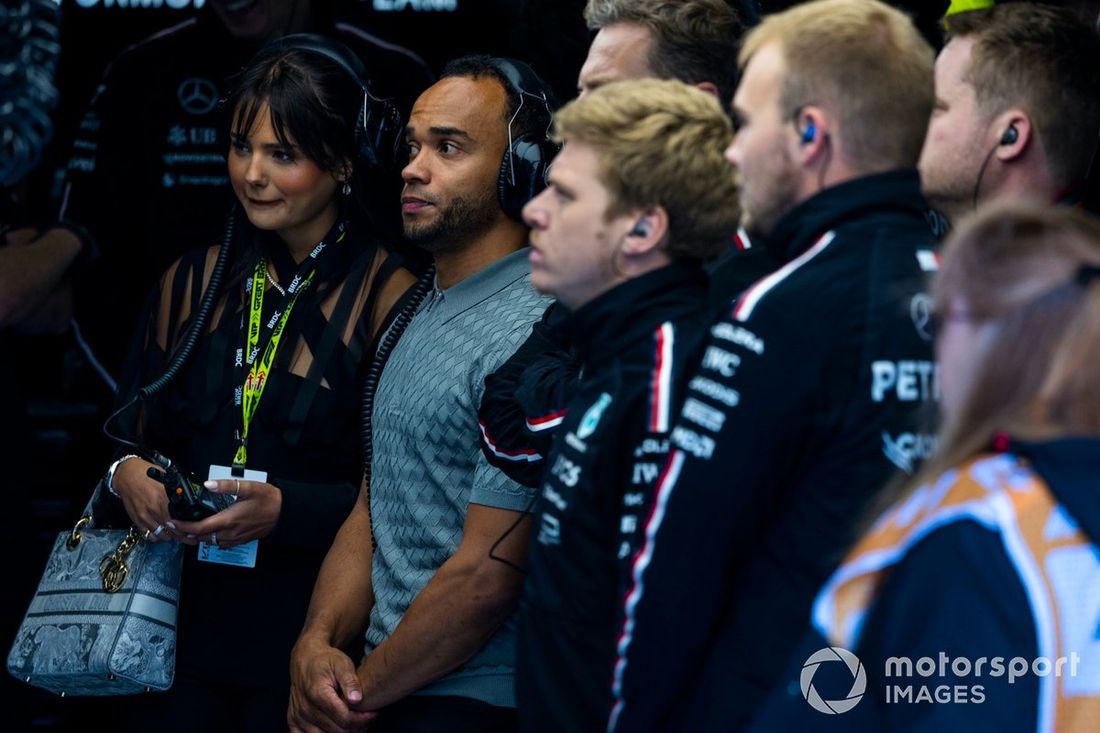 Nicolas Hamilton w garażu Mercedesa