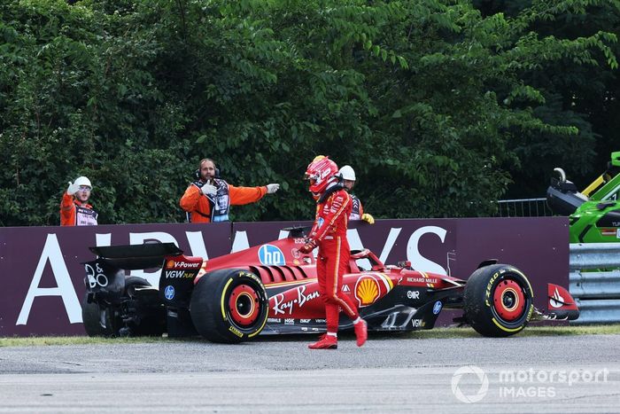 Charles Leclerc, Ferrari SF-24, se aleja de su coche tras chocar en la FP2