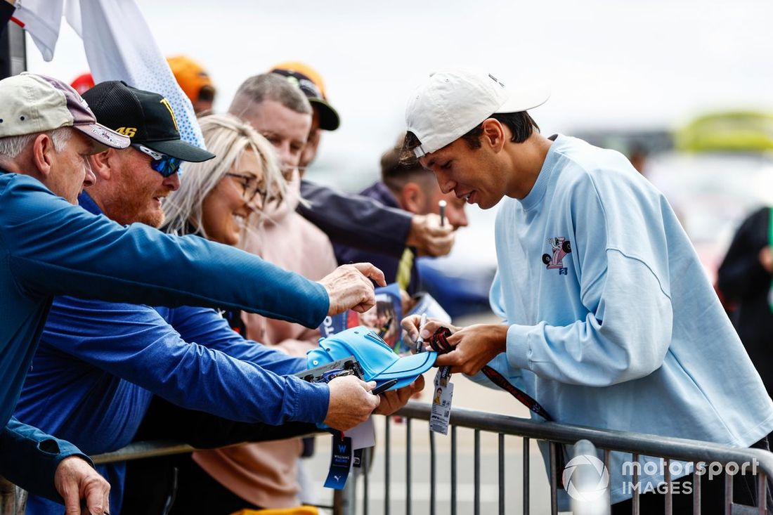 Alex Albon, Williams Racing, podpisuje autografy 
