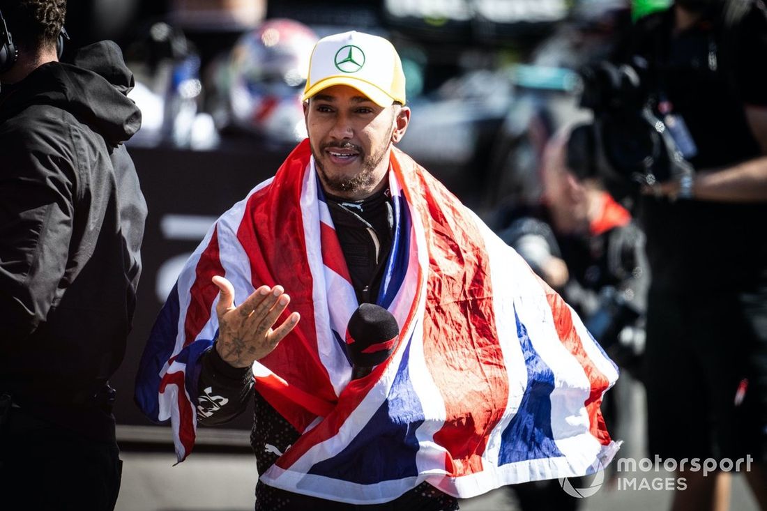 Lewis Hamilton, Mercedes-AMG F1 Team, 1. miejsce, udziela wywiadu w Parc Ferme