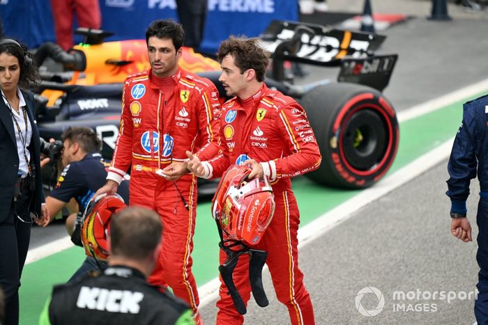 Carlos Sainz, Scuderia Ferrari, Charles Leclerc, Scuderia Ferrari, en Parc Ferme 