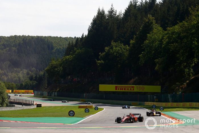 Carlos Sainz, Ferrari F1-75, Sergio Pérez, Red Bull Racing RB18, Fernando Alonso, Alpine A522, a la parrilla