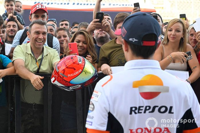 Marc Márquez, del equipo Repsol Honda, con los aficionados