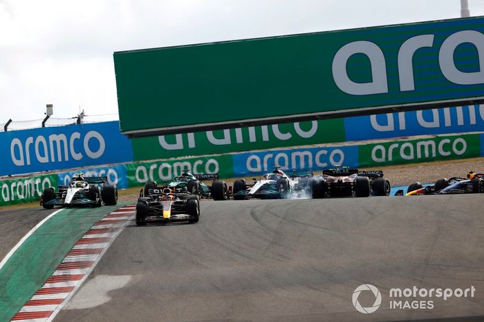 Max Verstappen, Red Bull Racing RB18, el campo mientras Carlos Sainz, Ferrari F1-75, hace un trompo en la primera curva