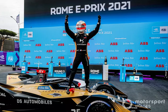El ganador de la carrera Jean-Eric Vergne, DS Techeetah, en parc ferme
