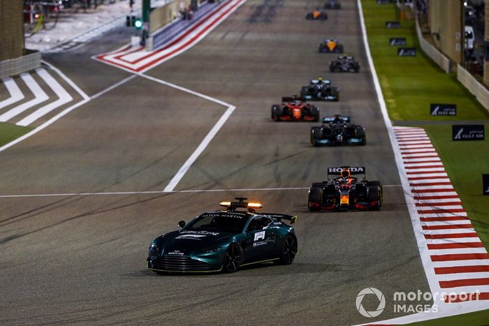 El Safety Car lidera a Max Verstappen, Red Bull Racing RB16B, Lewis Hamilton, Mercedes W12, Charles Leclerc, Ferrari SF21, Valtteri Bottas, Mercedes W12