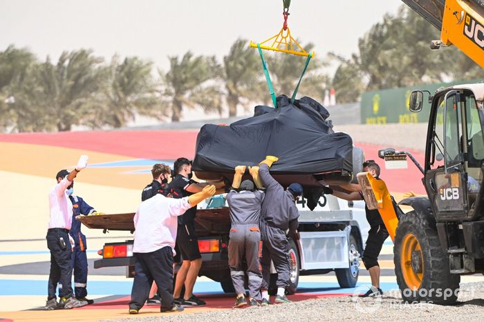El coche de Lewis Hamilton,  el Mercedes W12, durante la bandera roja provocada por el trompo