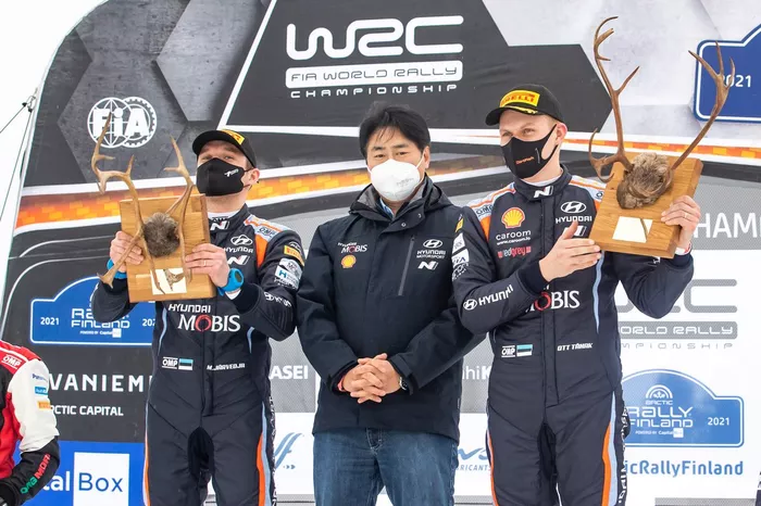 El presidente de Hyundai, Scott Noh, Ott Tänak, Martin Järveoja, Hyundai Motorsport Hyundai i20 Coupe WRC