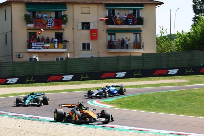 Lando Norris, McLaren, Fernando Alonso, Aston Martin Racing, Carlos Sainz, Williams