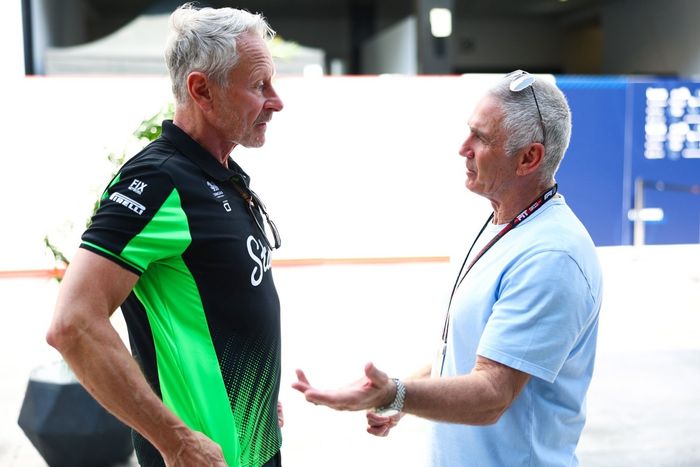 Jonathan Wheatley, Team Principal, Sauber talks with Mick Doohan 