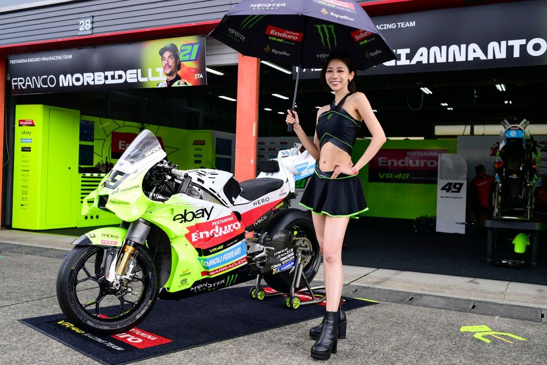 MOTEGI, JAPONIA - 28 WRZEŚNIA: Dziewczyny z parasolkami w pit lane podczas wyścigu MotoGP Japonii na Twin Ring Motegi 28 września 2025 r. w Motegi w Japonii. (Zdjęcie: Gold & Goose Photography/Getty Images)