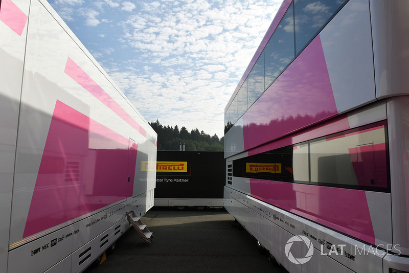 Les camions Force India F1 sans logo