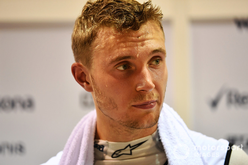 Sergey Sirotkin: “Houve um grande dano na dianteira do meu carro. Os flaps e as aletas laterais ficaram muito danificados. As peças aerodinâmicas estavam soltas ao longo da volta, de uma curva para outra. Depois desta fase da corrida, foi simplesmente tentar sobreviver”