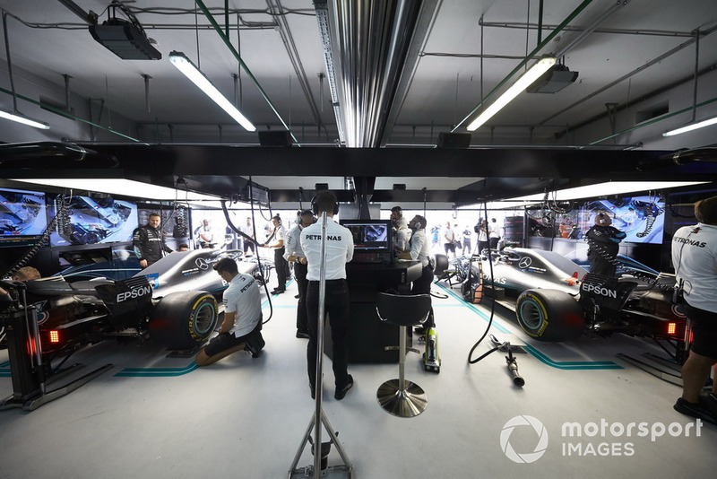 Valtteri Bottas, Mercedes AMG F1 W09 ve Lewis Hamilton, Mercedes AMG F1 W09