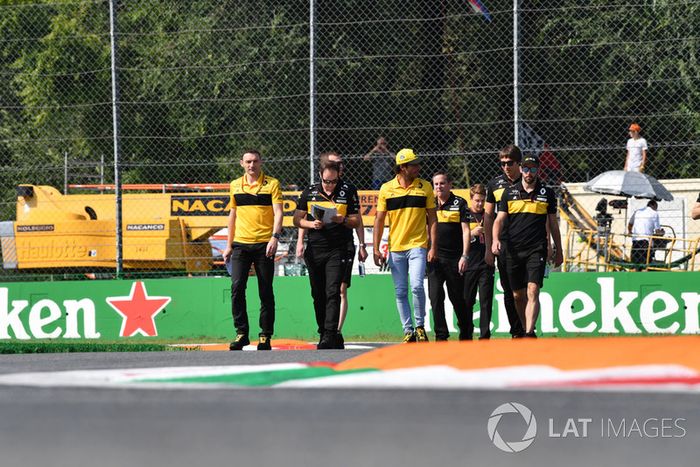 Carlos Sainz Jr., Renault Sport F1 Team, recorre la pista con el equipo